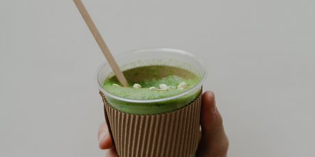 Matcha sin lactosa con chocolate blanco: energía natural, leche vegetal y sabor dulce en un smoothie verde irresistible. Refrescante, saludable y delicioso.