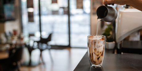 Almond Flan Iced Latte con leche de almendras, espresso y avellana – bebida cremosa y refrescante ideal para amantes del café gourmet.