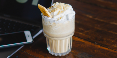 Churro Frappé cremoso con leche y hielo, preparado con Big Train Churro. Una bebida irresistible con sabor a canela y galleta, perfecta para tu menú de temporada o cafetería.