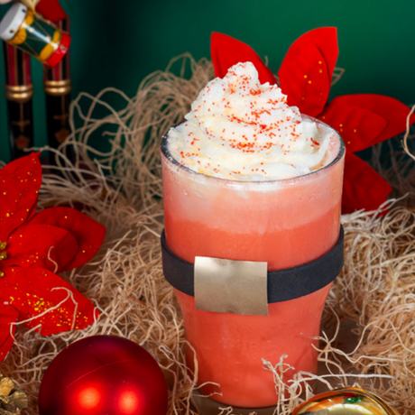 Claus Velvet: mezcla festiva de Red Velvet Big Train y Baileys con crema batida. Perfecta para brindar con espíritu navideño. ¡Pruébala hoy!