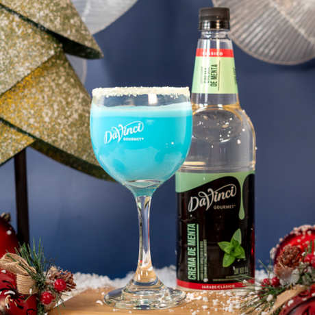 Jack Frost Freeze: frescura navideña en cada sorbo. Menta, leche de coco y color azul que enamora. ¡Siente el invierno en tu copa!