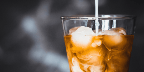 Latte frío con sabor a jericalla y flan, preparado con Big Train Flan y DaVinci Gourmet Canela. Receta irresistible para cafeterías que buscan innovar su menú.