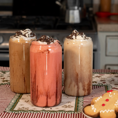 Malteadas navideñas de Choco Avellana, Red Velvet y Churro, con helado de vainilla, leche a elección y crema batida. Sabor festivo en cada sorbo.