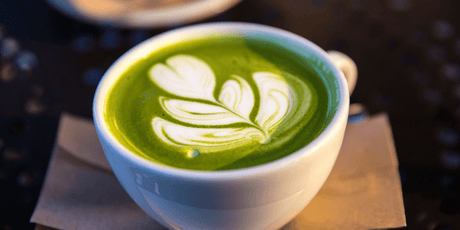 Matcha latte sin lactosa con arte latte en taza blanca. Bebida caliente, cremosa y antioxidante perfecta para disfrutar con estilo y sin culpa.
