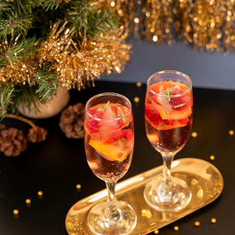 Hielos navideños con Island Oasis Fresa, romero y arándanos rojos. Perfectos para cócteles festivos y brindar con estilo esta temporada.