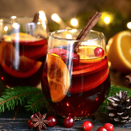 Ponche navideño cítrico con DaVinci Gourmet Mandarina, vino blanco y romero fresco. Refrescante, festivo y perfecto para brindar en Navidad.