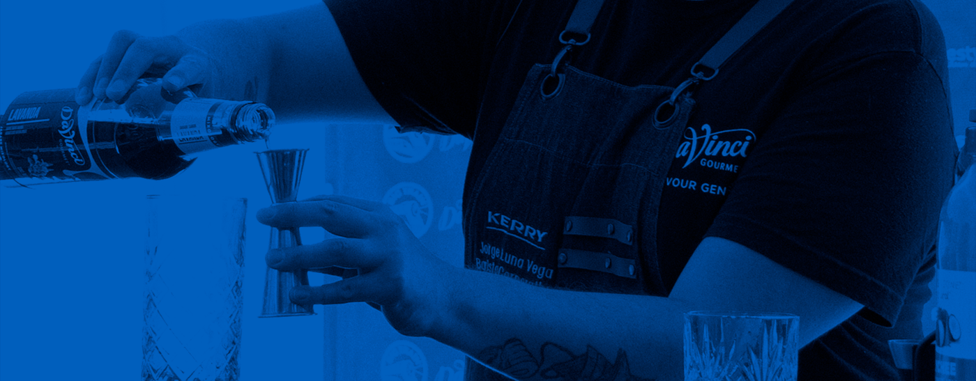 Experiencia en preparación de bebidas con jarabes DaVinci Gourmet® en Kitchen Experts Guadalajara. Aprende técnicas de mixología y crea bebidas únicas. ¡Transforma tu barra con sabor profesional!