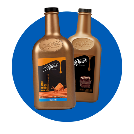 Salsas sabor caramelo y chocolate de la marca Da Vinci Gourmet, ideales para decorar y dar sabor a bebidas, frappés, postres, helados y panadería. Presentación en botella de 1.89 L, fáciles de dosificar y sin azúcar en algunas versiones. Usadas por baristas y reposteros profesionales en cafeterías, restaurantes y negocios de bebidas en México. ¡Compra salsas Da Vinci al mayoreo con envío a todo el país!