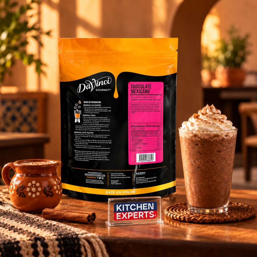 Base DaVinci Chocolate Mexicano Bolsa 1300 Gramos con bebida preparada y letrero Kitchen Experts integrado en la escena