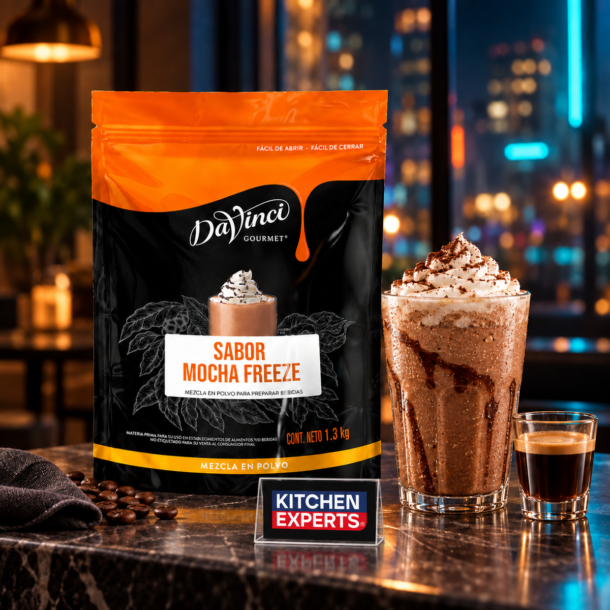 Escena promocional Base DaVinci Mocha Freeze Bolsa 1300 Gramos con letrero KEX