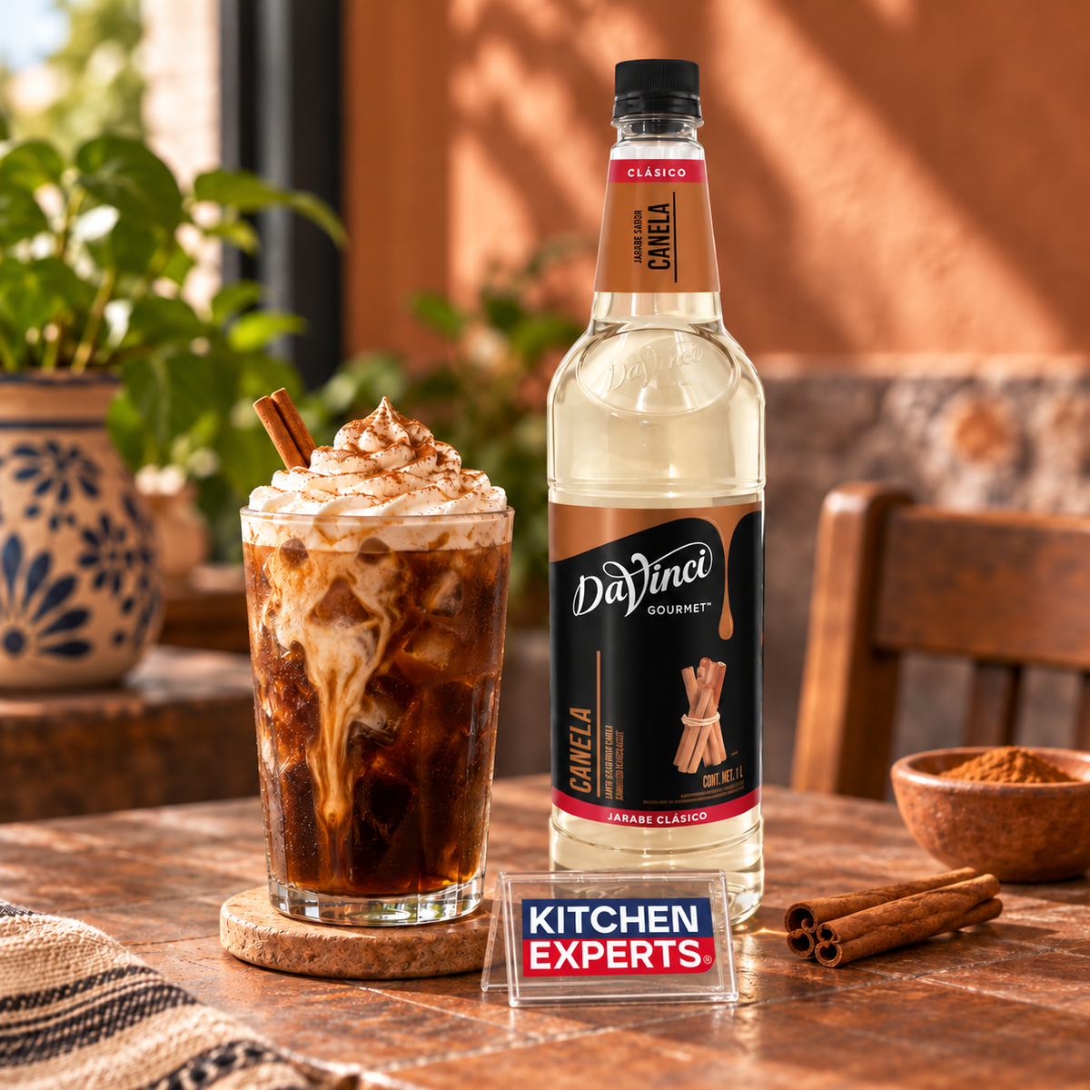 Escena promocional Jarabe DaVinci Canela Botella 1 Litro con letrero KEX