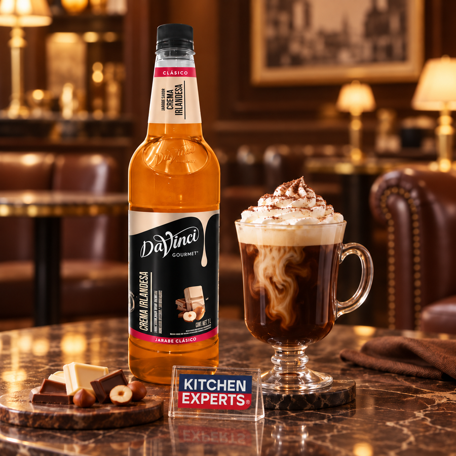 Jarabe DaVinci Crema Irlandesa Botella 1 Litro en escena con letrero KEX