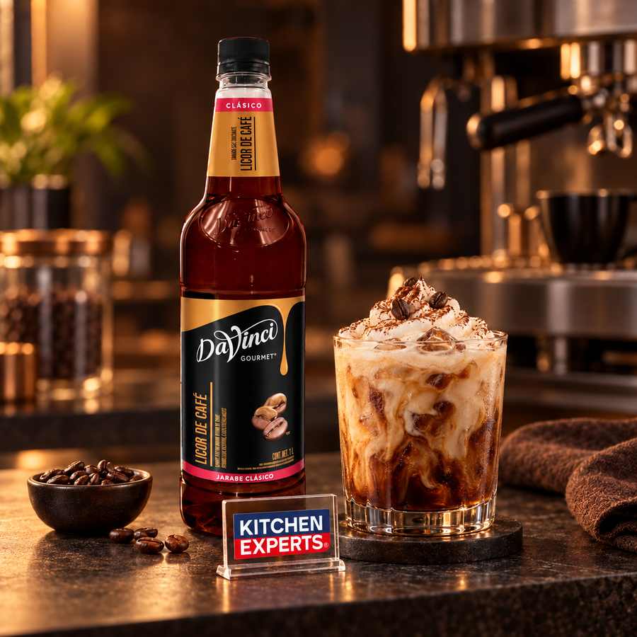 Jarabe DaVinci Licor de Café Botella 1 Litro en escena con letrero KEX