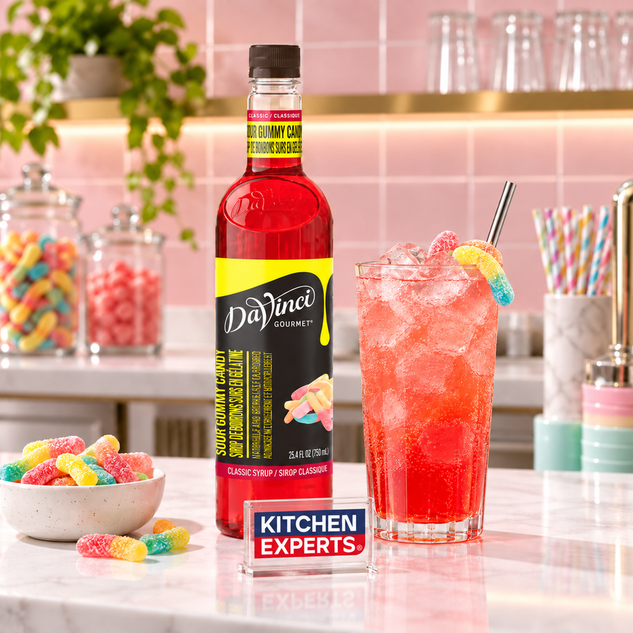 Jarabe DaVinci Sour Gummy Candy Botella 750 ml en escena de cafetería con letrero KEX al centro