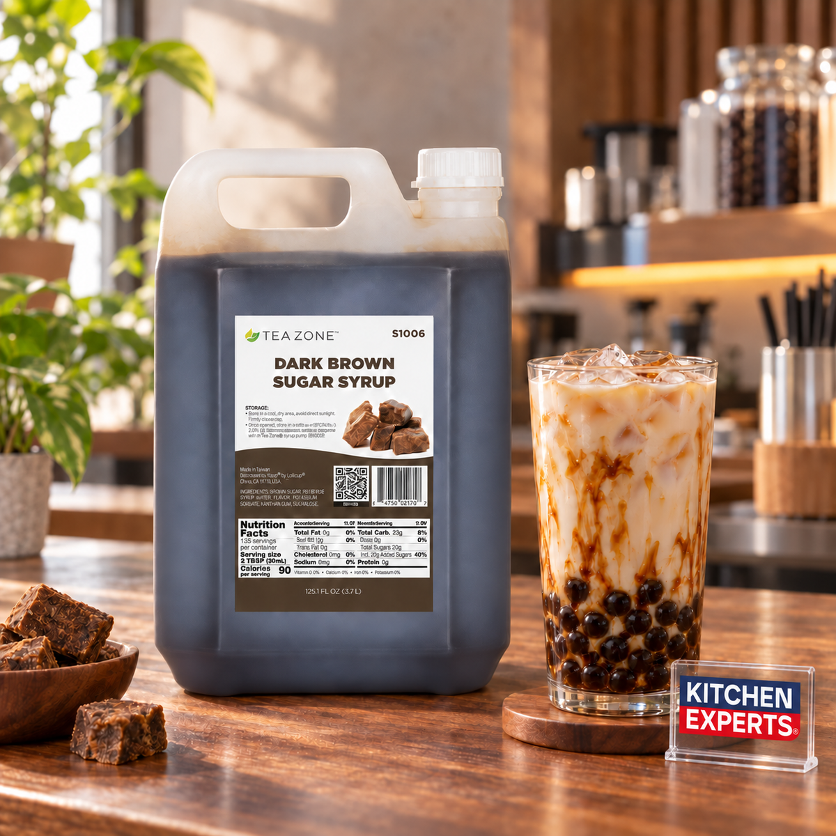 Jarabe Tea Zone sabor Dark Brown Sugar de 3.7 L en escena con letrero Kitchen Experts