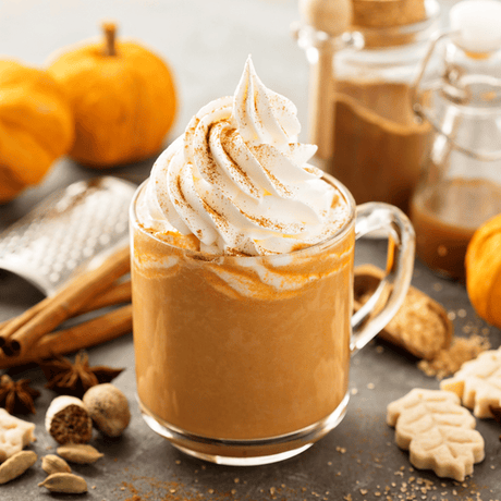 Disfruta del clásico Pumpkin Pie Latte, una mezcla deliciosa de café, calabaza y especias con crema batida que evoca la calidez del otoño.