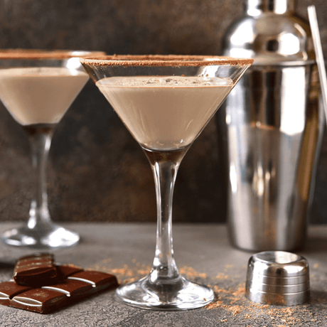 Descubre el sabor irresistible del Bunny Cocktail, una mezcla cremosa de chocolate perfecta para sorprender en cualquier ocasión especial.