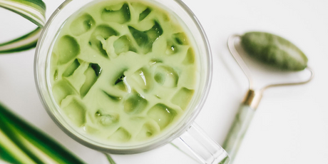 Matcha iced latte sin lactosa con crema batida, cubos de mango fresco y almendras fileteadas. Refrescante, antioxidante y naturalmente delicioso.