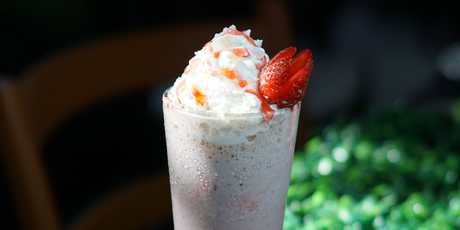 Frappé de flan y red velvet con leche y crema batida. Una bebida cremosa, dulce y refrescante que combina el sabor clásico con un toque gourmet irresistible.