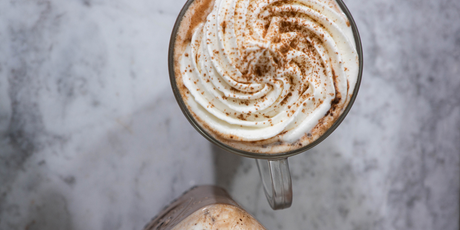 Frappé de churro con almendras, preparado con Big Train Churro y DaVinci Gourmet Almendras. Cremoso, especiado y perfecto para tu menú de temporada.