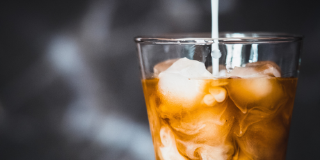 Latte frío con sabor a jericalla y flan, preparado con Big Train Flan y DaVinci Gourmet Canela. Receta irresistible para cafeterías que buscan innovar su menú.