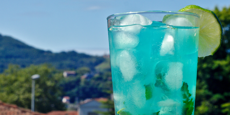 Mojito Blue Curacao refrescante con hielo, menta y limón. Una bebida vibrante ideal para cafeterías o negocios que buscan sorprender este verano.