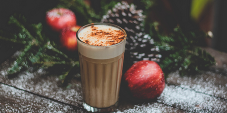 Chai especiado menta frío con leche y azúcar morena, decorado con canela. Una bebida festiva, reconfortante y perfecta para disfrutar en invierno.