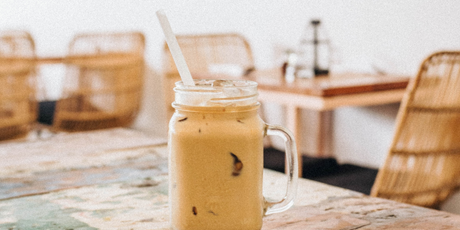 Chai Avena frío sin azúcar servido en frasco rústico, ideal para otoño. Refrescante, saludable y perfecto para amantes del café y las bebidas especiales.