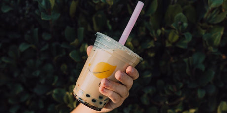 Té con tapioca en vaso con tapa y popote: descubre dónde comprar perlas de tapioca de calidad para tus bebidas en casa o cafetería.