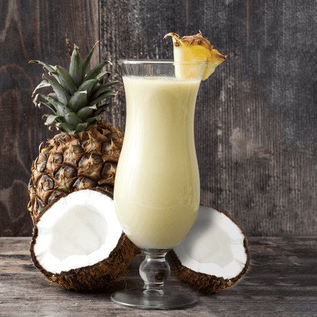 Disfruta del delicioso Piña Colada Frappé, una mezcla cremosa de piña y coco ideal para cualquier ocasión. Refrescante, exótico y perfecto para el verano.