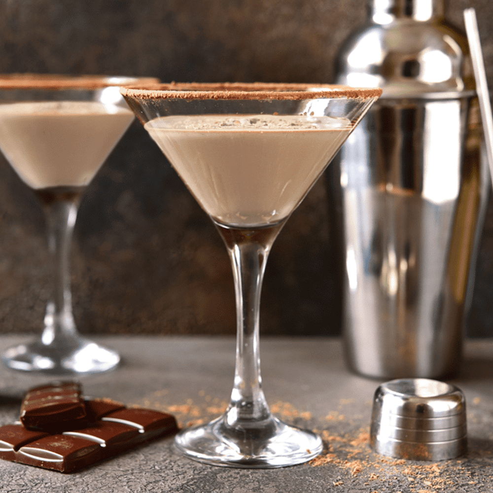 Descubre el sabor irresistible del Bunny Cocktail, una mezcla cremosa de chocolate perfecta para sorprender en cualquier ocasión especial.