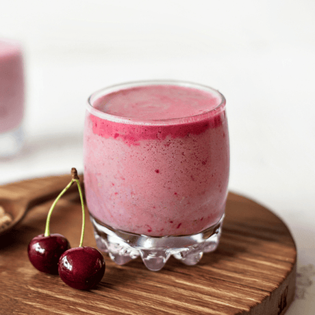 Disfruta del equilibrio perfecto entre lo dulce y lo especiado con el frappé Cereza Chai, elaborado con cerezas frescas y un toque sutil de chai.