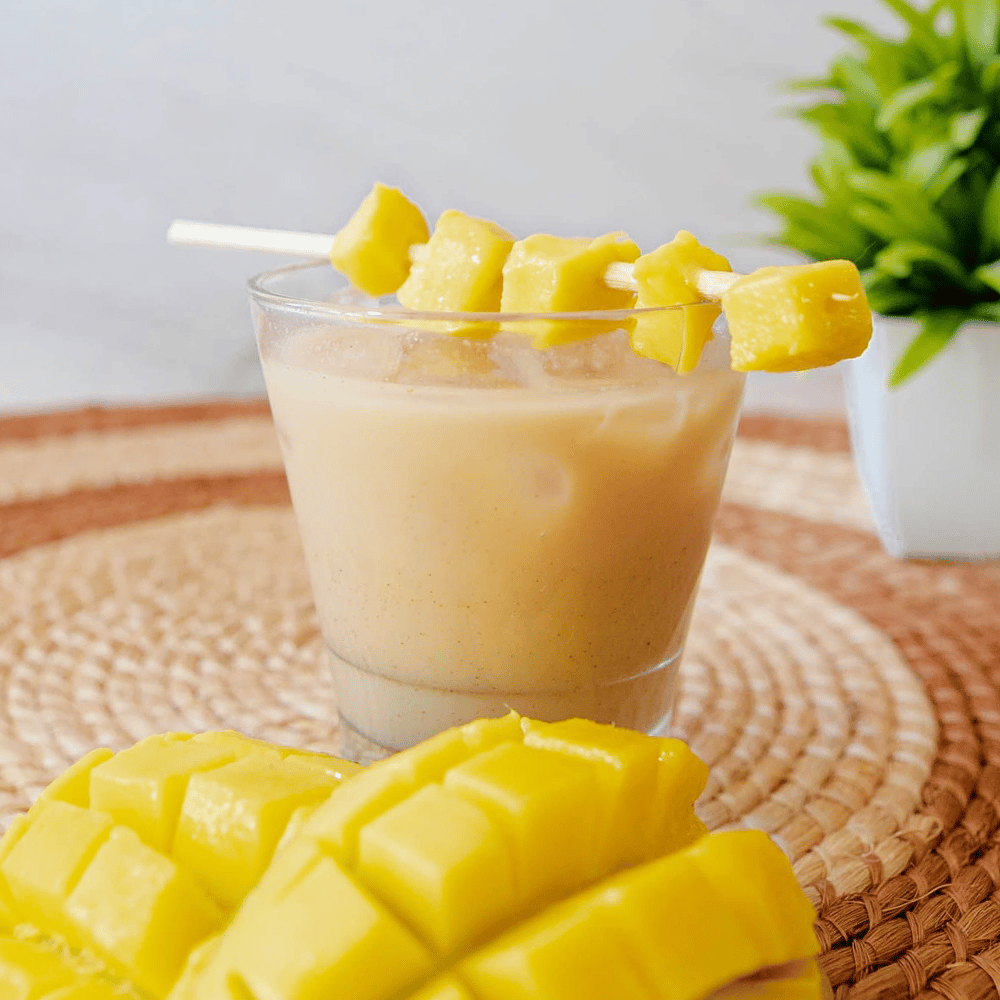 Descubre el sabor vibrante del Mango Chai, una bebida helada que mezcla mango fresco con especias aromáticas. Perfecta para refrescarte con un toque tropical y diferente.