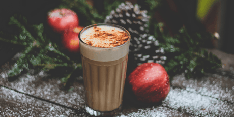 Chai especiado menta frío con leche y azúcar morena, decorado con canela. Una bebida festiva, reconfortante y perfecta para disfrutar en invierno.