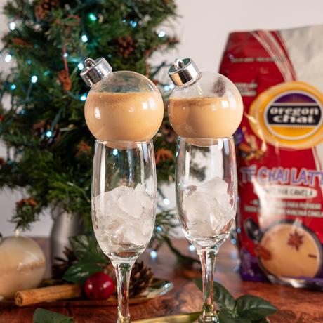 Chai Fera navideño con Oregon Chai Manzana Canela y leche. Servido en esfera decorativa sobre hielo. Sabor cálido, original y festivo.