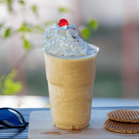 Prueba el Chai Flan Frappé, una bebida única que combina la suavidad del flan con las notas especiadas del chai. Refrescante, cremosa y deliciosa.