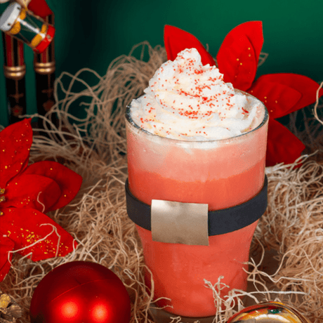 Claus Velvet: mezcla festiva de Red Velvet Big Train y Baileys con crema batida. Perfecta para brindar con espíritu navideño. ¡Pruébala hoy!