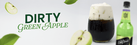 Atrévete a probar el Dirty Green Apple: una bebida única que fusiona café frío intenso con un toque ácido de manzana verde y una espuma suave que sorprende desde el primer sorbo.