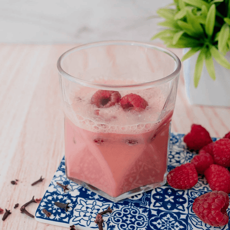 Refresca tus sentidos con Frambuchai, una bebida helada con el dulzor de la frambuesa y el toque cálido de las especias chai. Natural, vibrante y deliciosa.