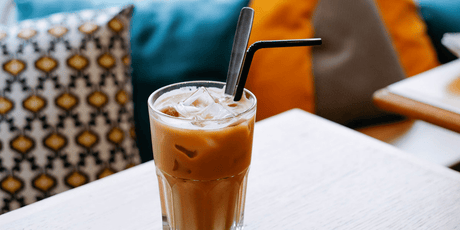 Frappé de vainilla sin azúcar con espresso y leche vegetal. Refrescante, saludable y delicioso para quienes buscan sabor sin culpa.