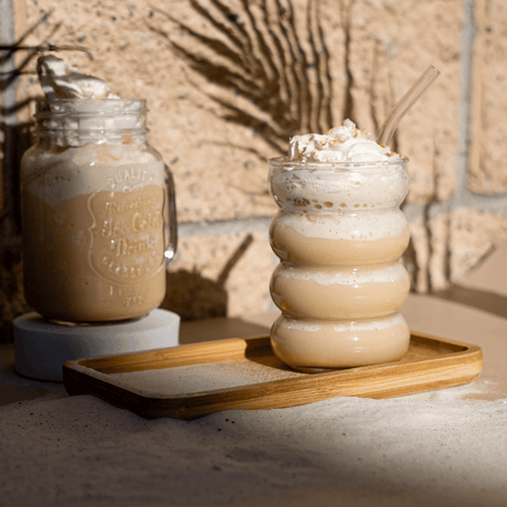 Frappe cremoso de café servido con topping de crema batida, ideal para cafeterías y menús de verano.