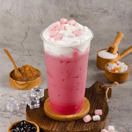 Ice Cool Red Velvet Frappé con malvaviscos rosados y crema batida, bebida rosa helada ideal para cafeterías, postres y contenido visual atractivo.