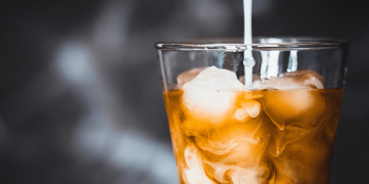 Latte frío con sabor a jericalla y flan, preparado con Big Train Flan y DaVinci Gourmet Canela. Receta irresistible para cafeterías que buscan innovar su menú.