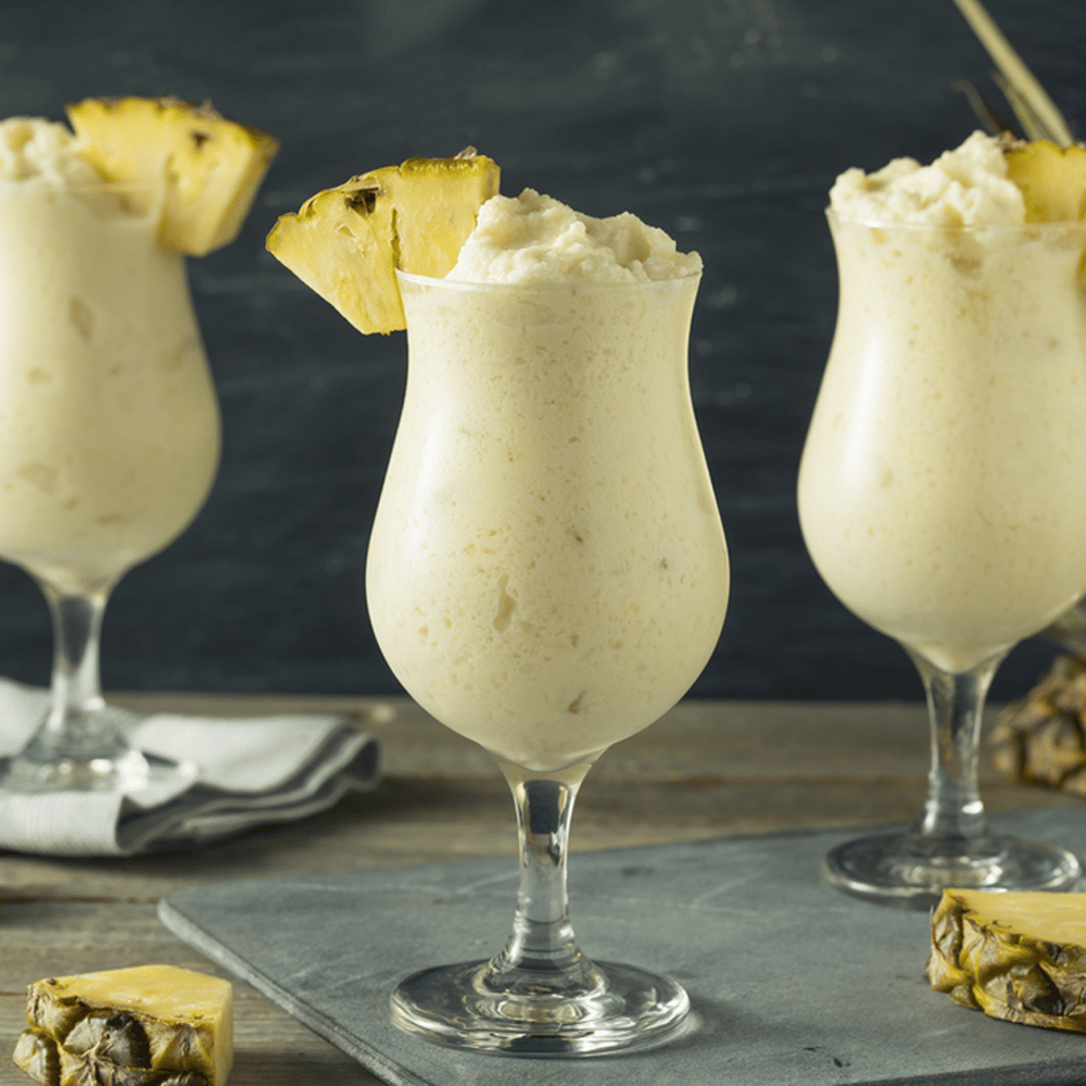 Disfruta del delicioso Piña Colada Frappé, una mezcla cremosa de piña y coco ideal para cualquier ocasión. Refrescante, exótico y perfecto para el verano.