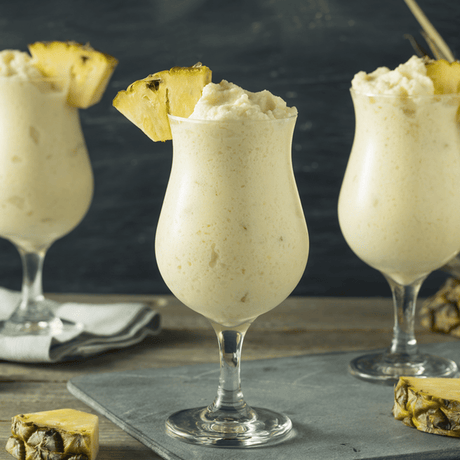 Disfruta del delicioso Piña Colada Frappé, una mezcla cremosa de piña y coco ideal para cualquier ocasión. Refrescante, exótico y perfecto para el verano.