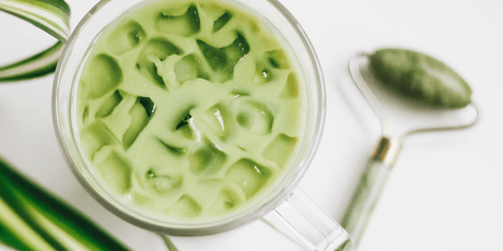 Matcha iced latte sin lactosa con crema batida, cubos de mango fresco y almendras fileteadas. Refrescante, antioxidante y naturalmente delicioso.
