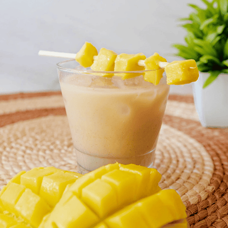 Descubre el sabor vibrante del Mango Chai, una bebida helada que mezcla mango fresco con especias aromáticas. Perfecta para refrescarte con un toque tropical y diferente.