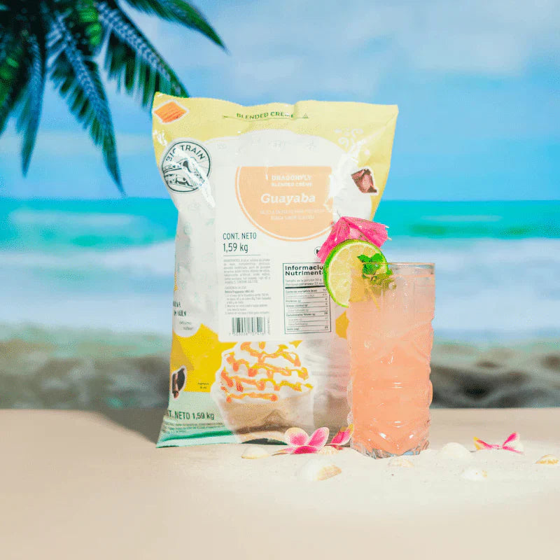 Deliciosa bebida tropical de guayaba hecha con Blended Crème Big Train frente al mar, ideal para cocteles refrescantes y frappés cremosos.