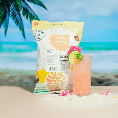 Deliciosa bebida tropical de guayaba hecha con Blended Crème Big Train frente al mar, ideal para cocteles refrescantes y frappés cremosos.