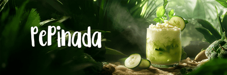 Bebida frappé de pepino servida en vaso escarchado con rodajas y hojas frescas de menta, rodeada de vegetación natural.